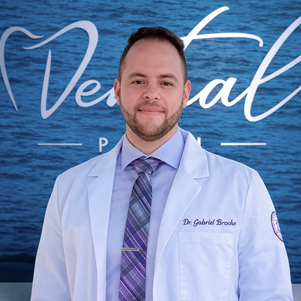 Experienced dentist Dr Gabriel Broche DDS at Dental Pearl Miami serving patients in North Miami Beach Florida